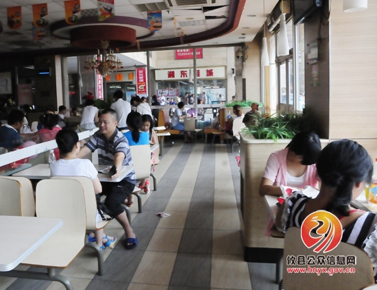 高温酷暑，我县众多公共场所涌现“蹭凉族”