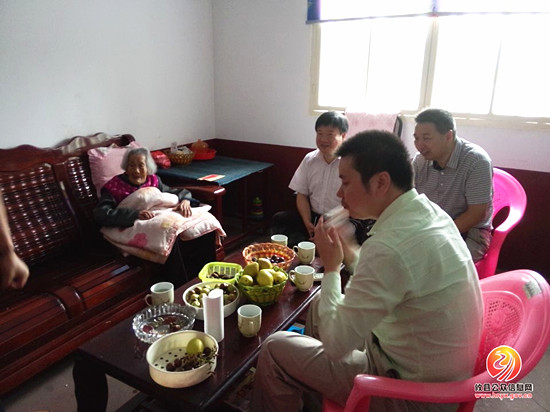 李子善一行到湖南坳看望百岁老人