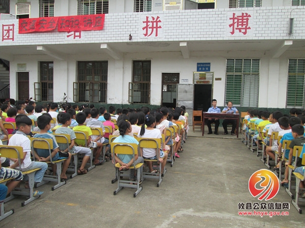 交警四中队与高速交警联动推进校园安全宣传