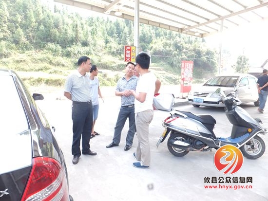 县工商局党组书记、局长唐俊伟督查各工商所安全监管工作