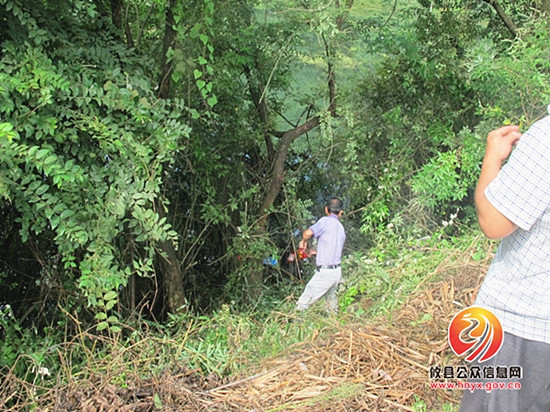 警民联手成功救获一起小车落水事件