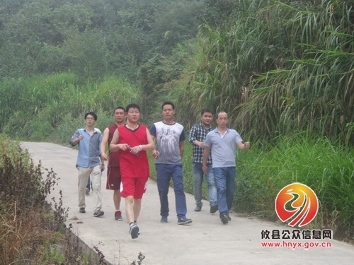 黄丰桥镇工会组织庆“十&middot;一”登山活动