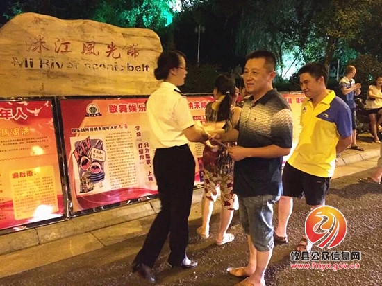 县文化执法大队开展“净化校园周边环境 保护未成年人健康成长”版展活动