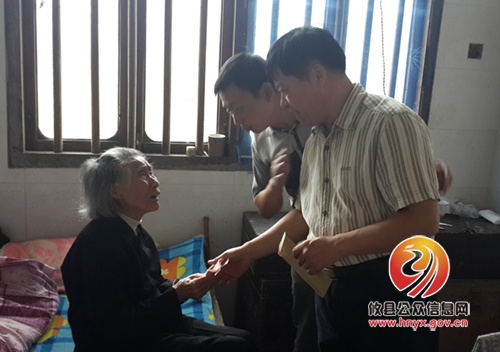 县人口计生局深入结对共建村开展“走亲戚”活动