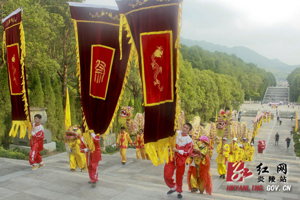 海峡两岸神农炎帝祖陵令旗回奉告祭典礼隆重举行