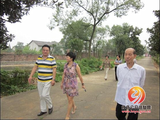 县总工会组织退休职工参观颐宁园慰问老年人