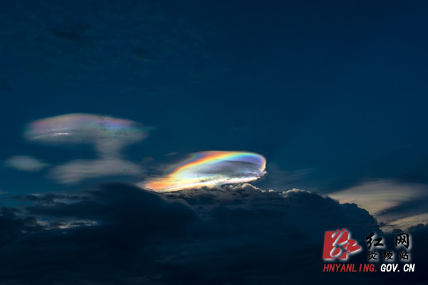 炎陵县城天空现＂七彩云＂