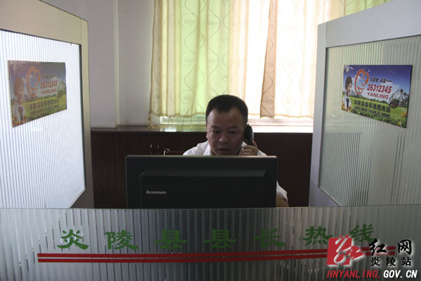县环保局局长接听县长热线 现场解决居民烦心事