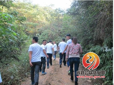 湖南坳乡组织机关干部攀登紫云峰