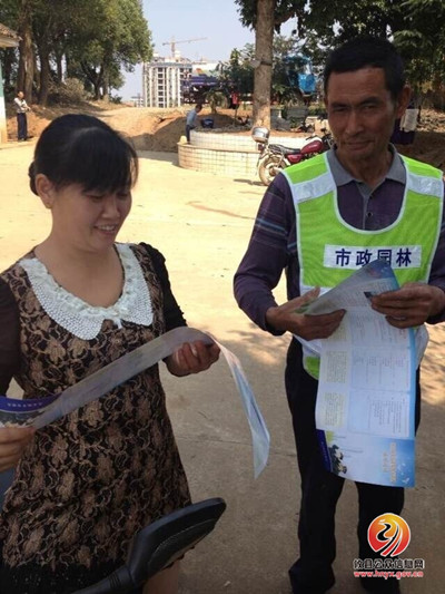 城管局：发放万余宣传册 人人参与城市管理