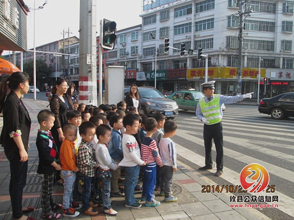 交警大队：“交警爸爸”进课堂