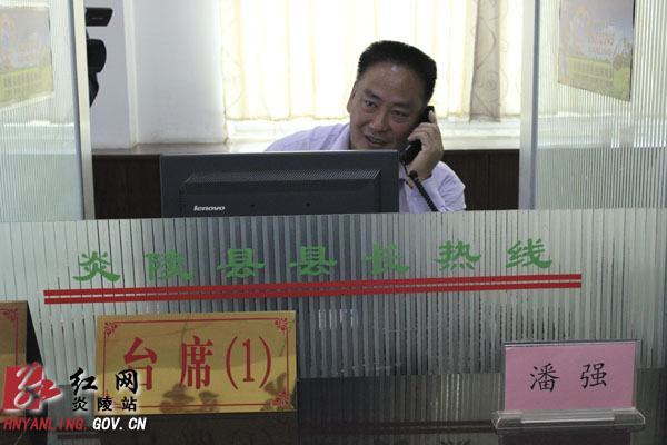 县住建局局长接听县长热线