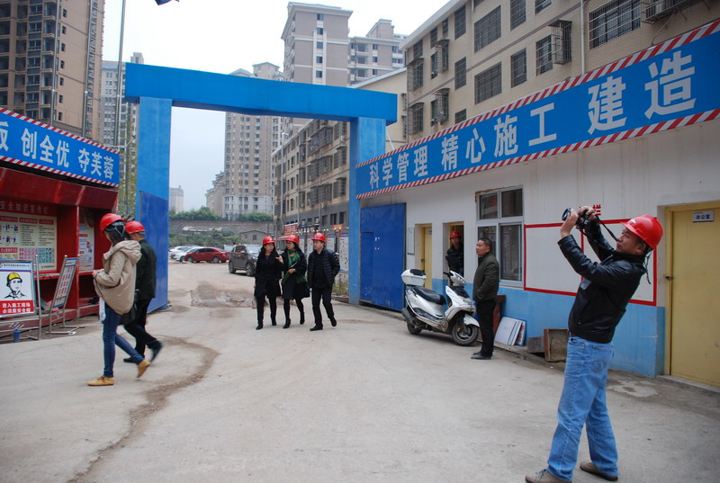 11月24日，中国国土资源报社记者来局就“阳光拆迁”、“安置房建设”等亮点工作做采访报道