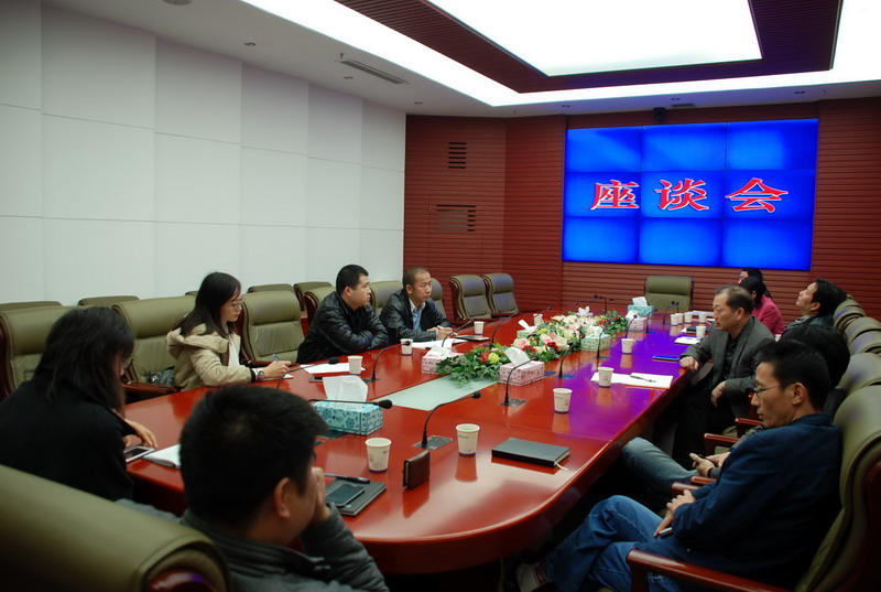 11月24日，中国国土资源报社记者来局就“阳光拆迁”、“安置房建设”等亮点工作做采访报道