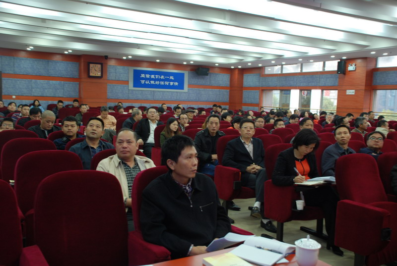 11月21日，市委讲师团丁建平教授来局解读党的十八届四中全会《决定》