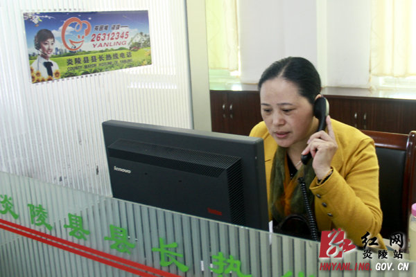 县自来水公司经理接听县长热线电话