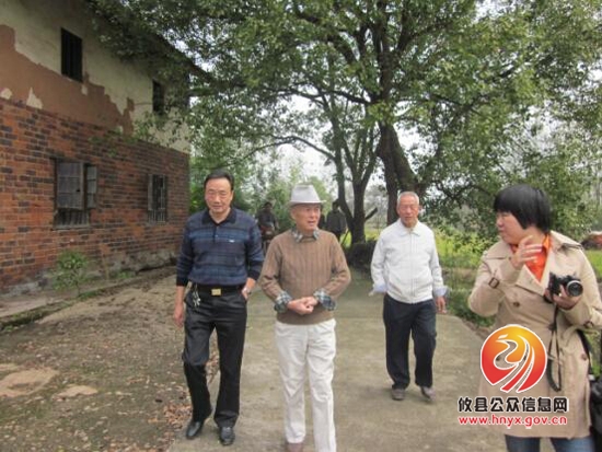 《湖南工人报》记者采访我县道德模范夏昭炎