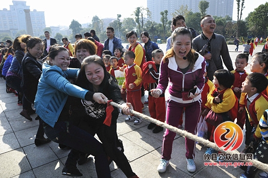 父母齐上阵 育才幼儿园举行亲子运动会