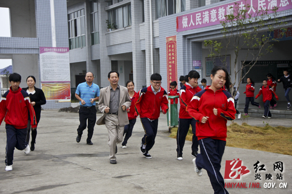 我县举行2014年防空警报试鸣应急疏散演练