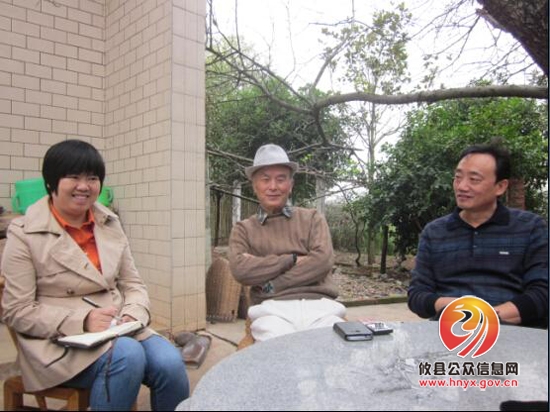 《湖南工人报》记者采访我县道德模范夏昭炎