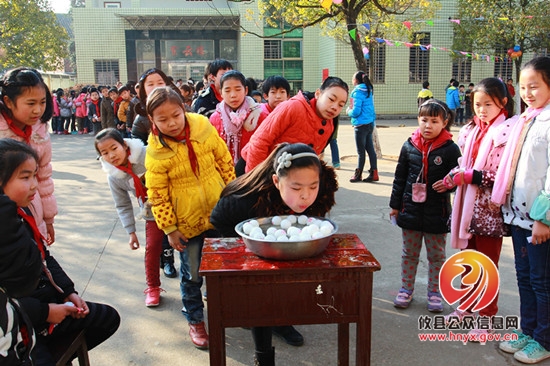 【欢庆元旦】皇图岭镇中心小学举行“欢乐元旦、快乐游艺”活动