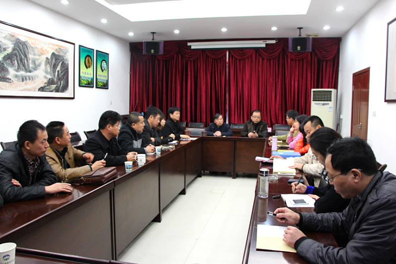 11月28日，为贯彻落实市委市政府要求，我局各部门组织干部职工认真学习《关于全面推行首问责任制服务承诺制限时办结制和责任追究制的通知》