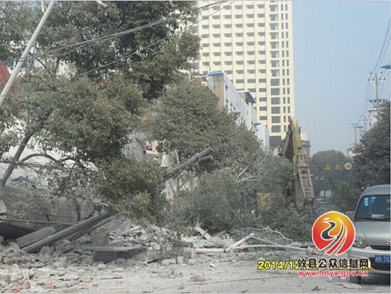 东门路段旧楼拆除 市民出行可绕道