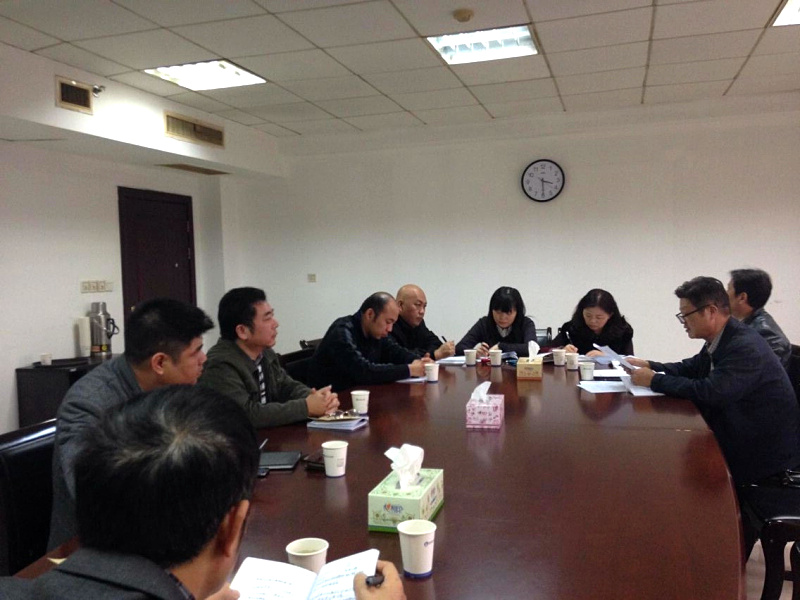 11月28日，为贯彻落实市委市政府要求，我局各部门组织干部职工认真学习《关于全面推行首问责任制服务承诺制限时办结制和责任追究制的通知》