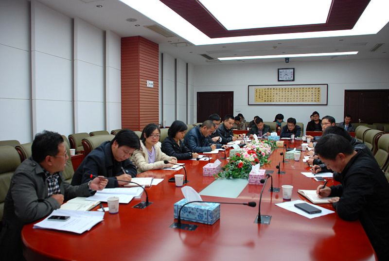 11月28日，为贯彻落实市委市政府要求，我局各部门组织干部职工认真学习《关于全面推行首问责任制服务承诺制限时办结制和责任追究制的通知》