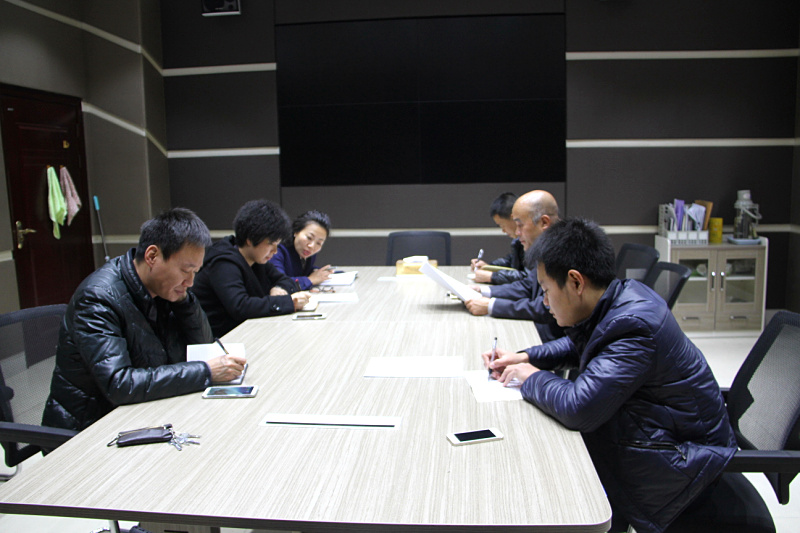 11月28日，为贯彻落实市委市政府要求，我局各部门组织干部职工认真学习《关于全面推行首问责任制服务承诺制限时办结制和责任追究制的通知》