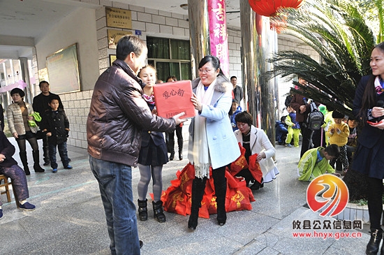 伟才幼儿园元旦举行“大手拉小手”爱心义卖活动