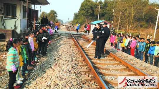 “情暖冬日,安全你我行”铁路护路安全知识宣讲活动进校园