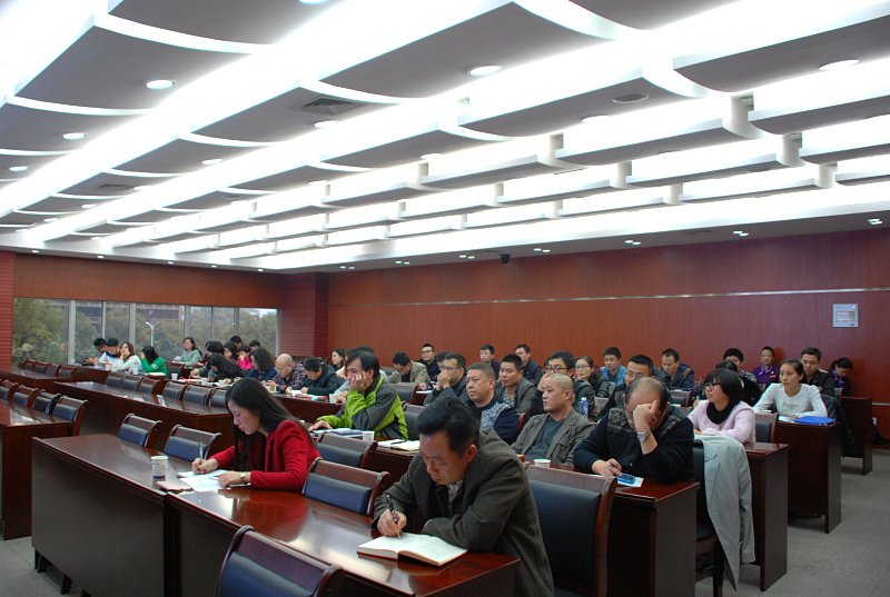 11月28日，为贯彻落实市委市政府要求，我局各部门组织干部职工认真学习《关于全面推行首问责任制服务承诺制限时办结制和责任追究制的通知》
