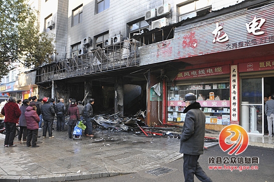 交通南路昨晚一起大火烧毁5空门面损失近百万