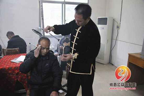 艾草堂中医专家在县福利院开展爱心义诊活动