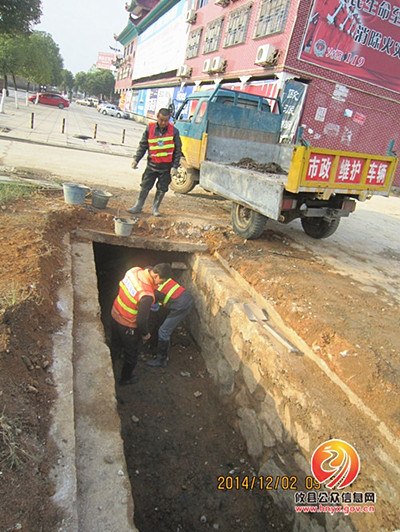 防内涝，攸县市政园林管理处对城区下水道全面清淤