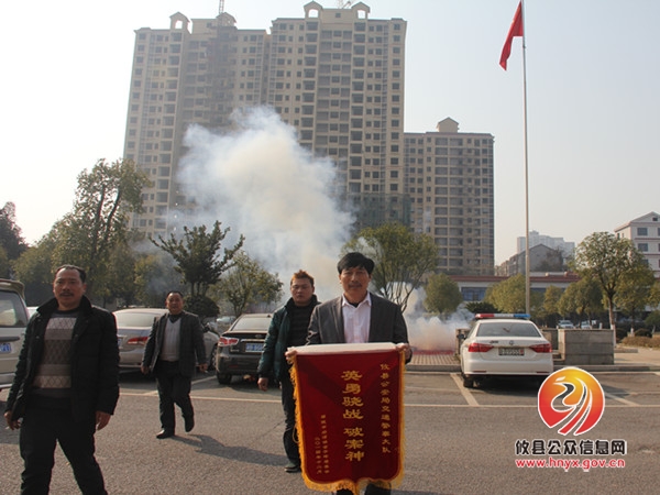 交警大队：交警速破逃逸案 家属表谢送锦旗