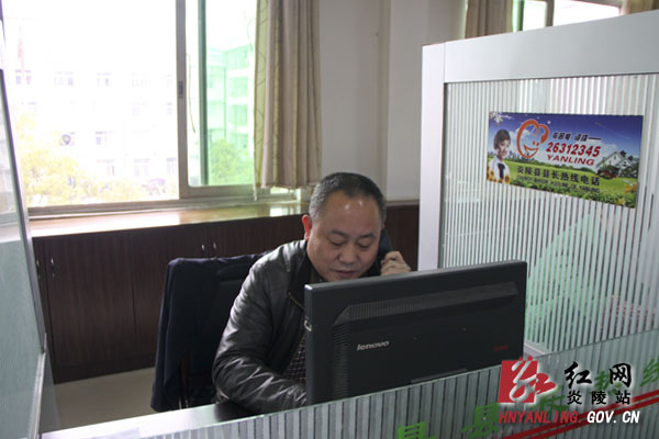 县交通局局长接听群众来电解民忧