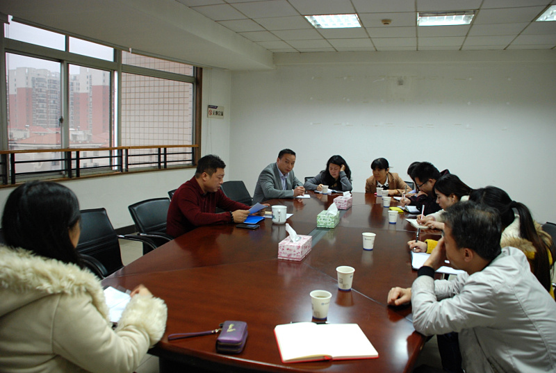 11月28日，为贯彻落实市委市政府要求，我局各部门组织干部职工认真学习《关于全面推行首问责任制服务承诺制限时办结制和责任追究制的通知》