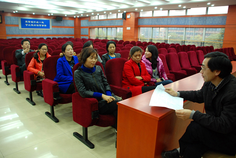 11月28日，为贯彻落实市委市政府要求，我局各部门组织干部职工认真学习《关于全面推行首问责任制服务承诺制限时办结制和责任追究制的通知》