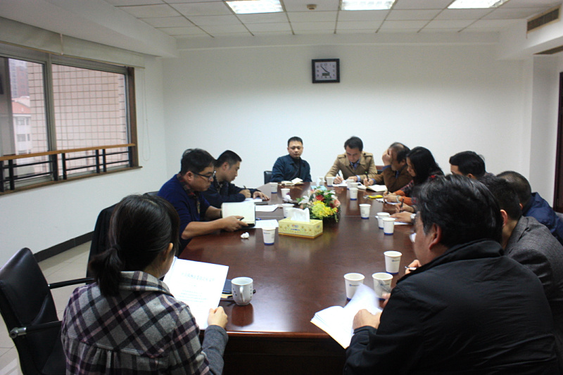 11月28日，为贯彻落实市委市政府要求，我局各部门组织干部职工认真学习《关于全面推行首问责任制服务承诺制限时办结制和责任追究制的通知》