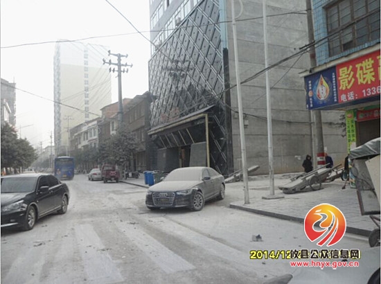 东门路段旧楼拆除 市民出行可绕道
