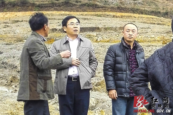 黄诗燕深入＂国贫村＂视察指导工作