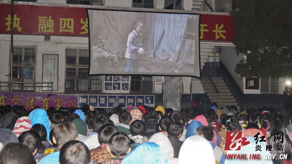 山里留守娃的微电影《有爱就有家》感动首映