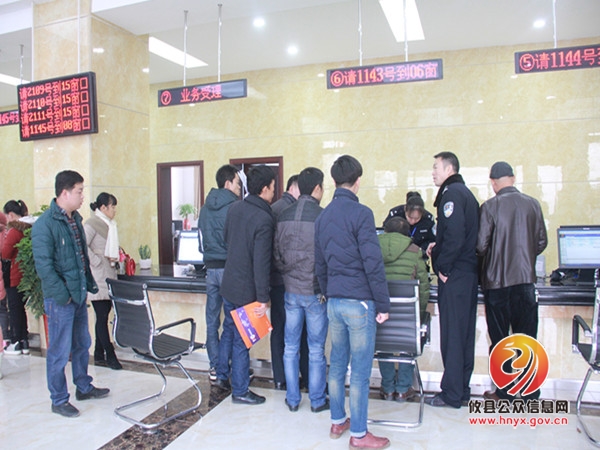 交警大队：新车管所首个工作日迎来办证高峰