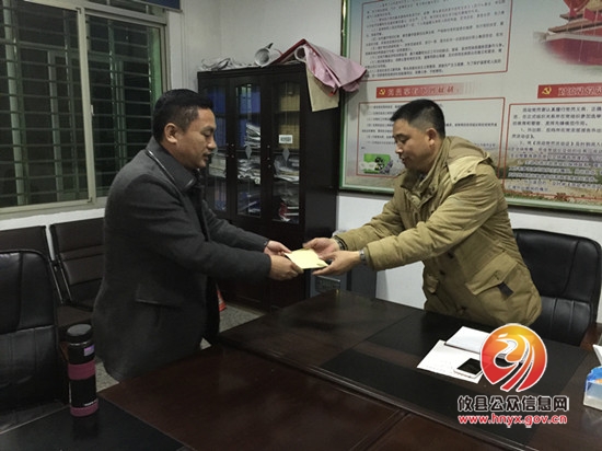 攸县文化市场综合执法大队下乡送爱心 关爱留守儿童