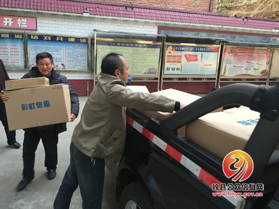 攸县文化市场综合执法大队下乡送爱心 关爱留守儿童