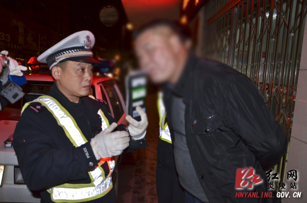 炎陵交警雨夜集中行动 打响春运整治第一仗