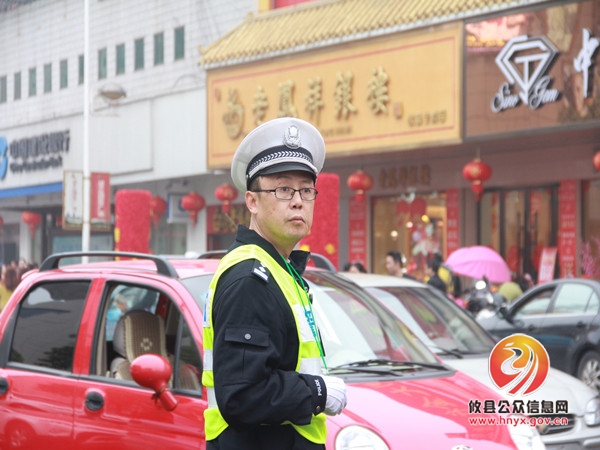 交警大队：车流中的交警风采（组图）