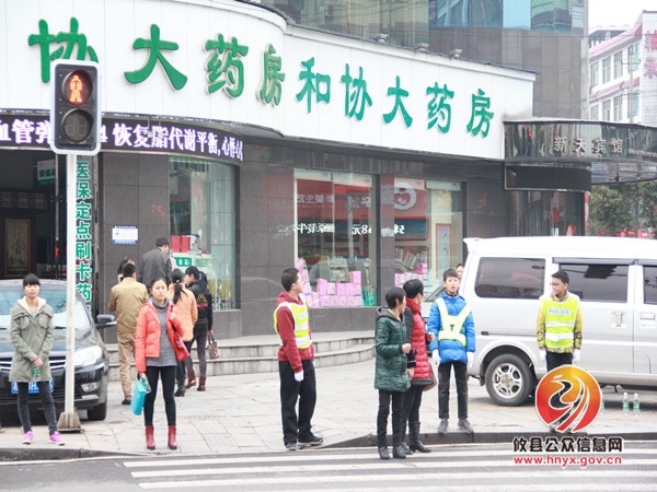 交警大队：义务劝导员列“人墙”护平安行